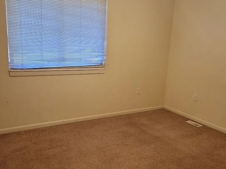 631 Scottsvale Dr — Photo 7