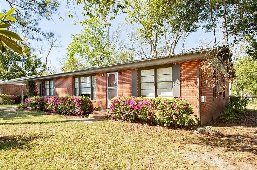 3 bed, 1.0 bath, 1350 sqft, $1,300 — Photo 1