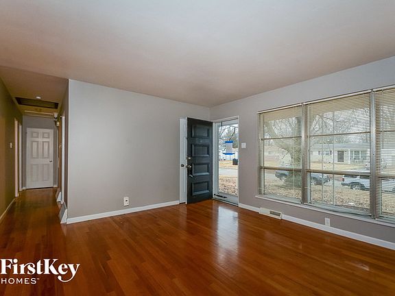 3rd image of 241 Palm Dr