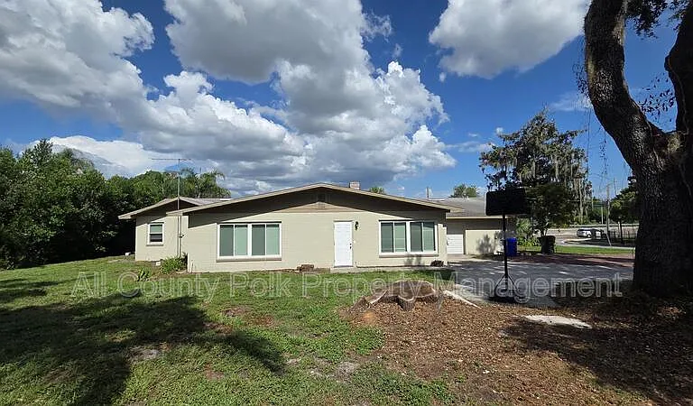 925 Sikes Blvd — Photo 2