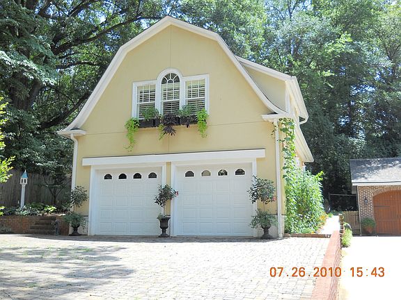 2 Car Garage w/Apartment