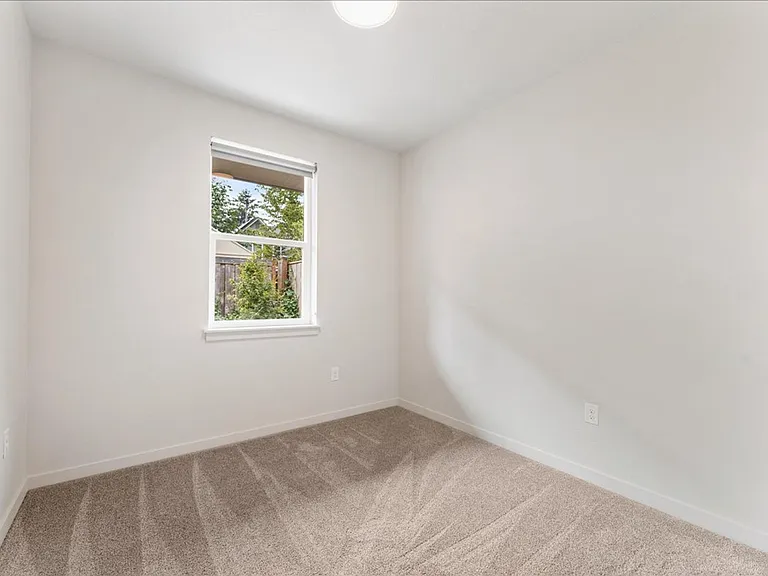 241 SE 80th Ave #103 — Photo 16