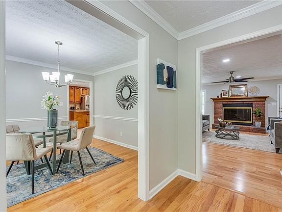4th image of 370 Royal Ridge Way