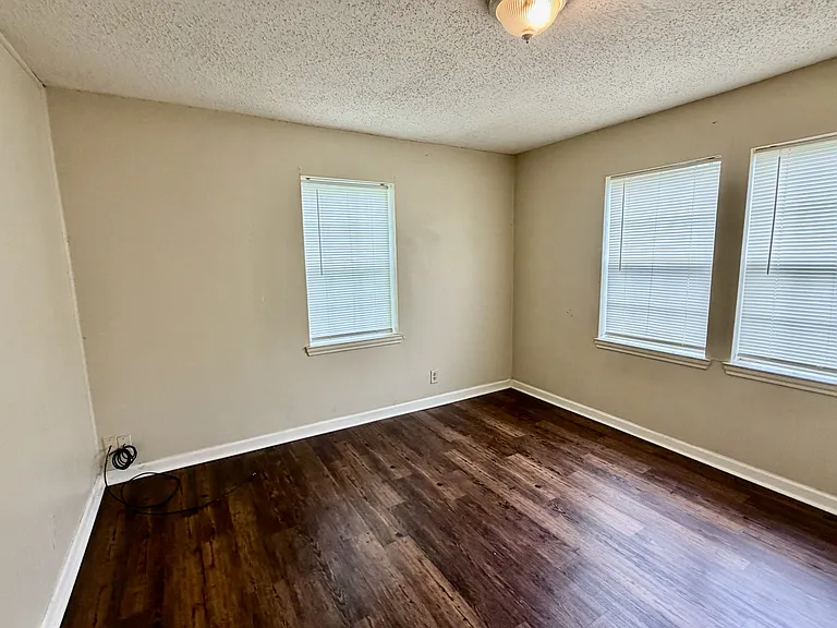 1009 Victoria St — Photo 10