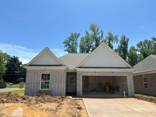 219 Flower Garden Dr, Southaven, MS 38671