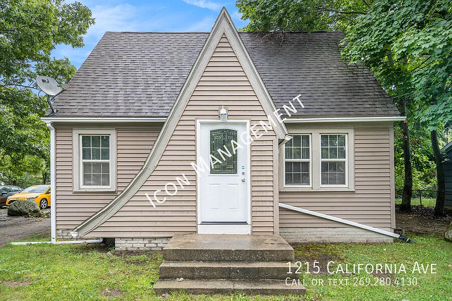 Charming off-campus home! — Photo 2