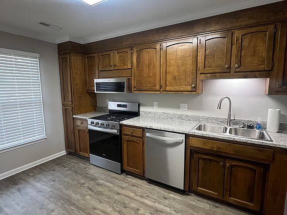 3rd image of 19 Somersett Dr