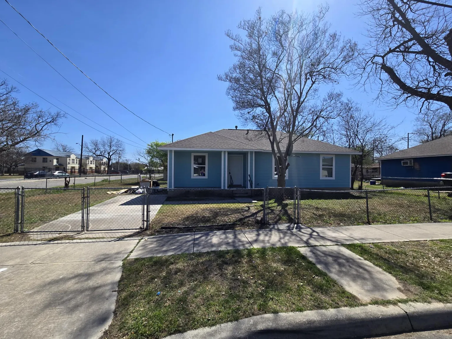 3 bed, 924 sqft, $1,300 — Photo 3
