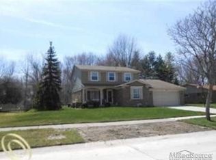 920 Longfellow Dr, Troy, MI 48085