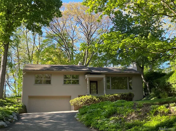 46151 Bloomcrest Dr, Northville, MI 48167