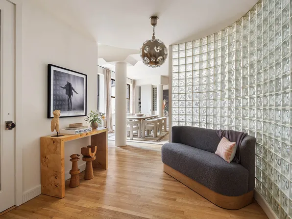 260 West Broadway image 9 of 27