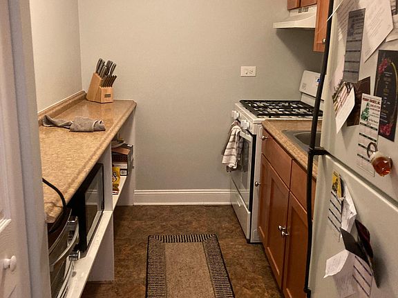 3rd image of 2827 N Cambridge Ave #202