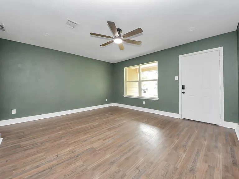608 Trinity Ln — Photo 5
