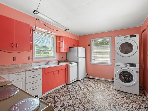 3rd image of 111 Burnham St W