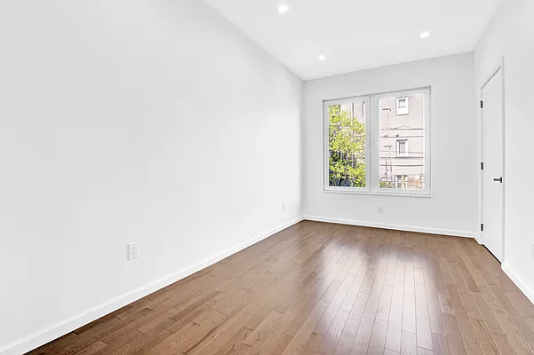 Rented by Halvatzis Realty | media 4