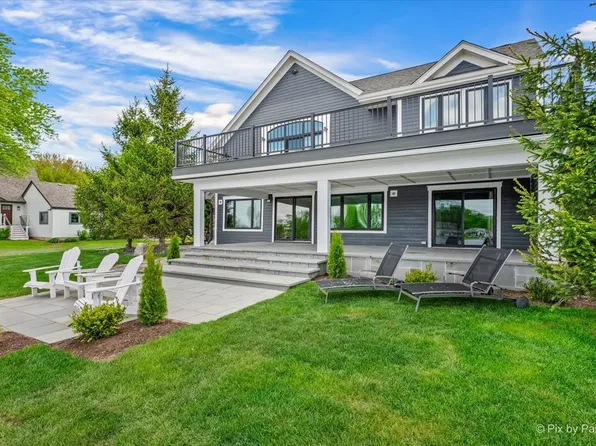 2715 N Villa Ln, McHenry, IL 60051