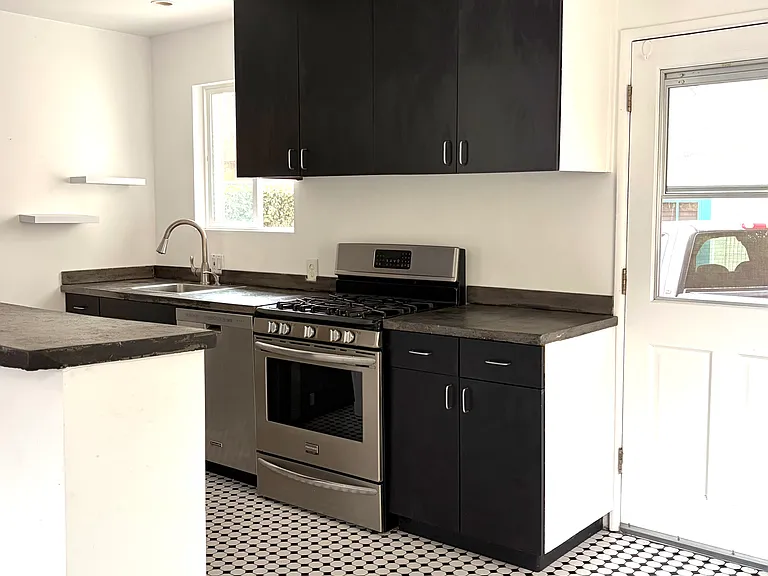 2304 Voorhees Ave #A — Photo 7