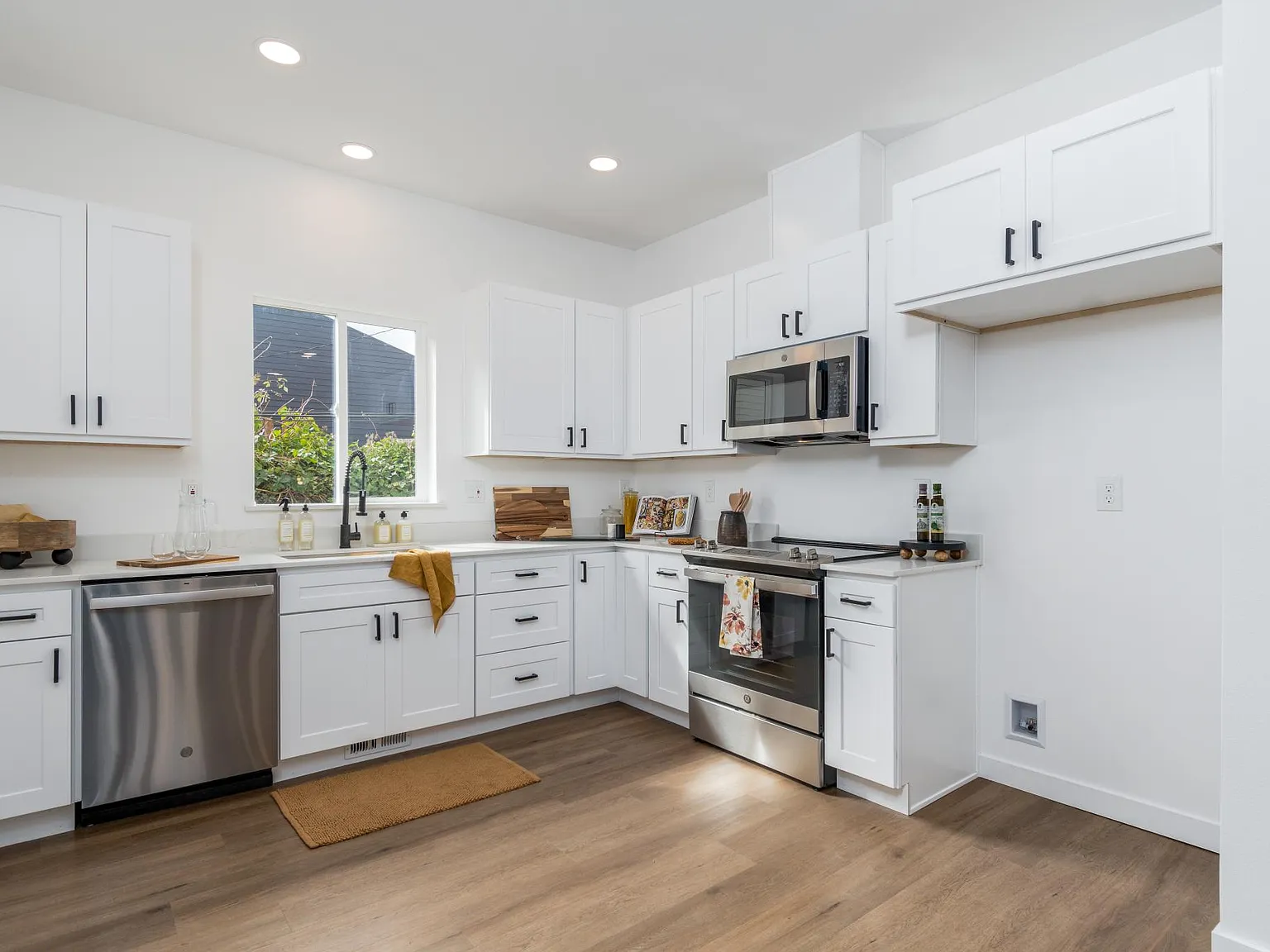 3 bed, 2.5 bath, 1665 sqft, $2,300 — Photo 4