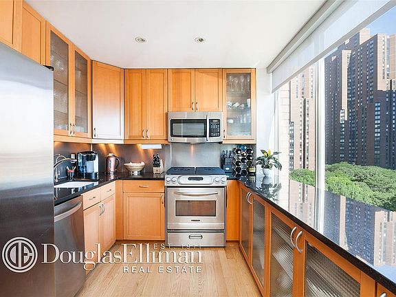 4th image of 300 E 90th St #Phd