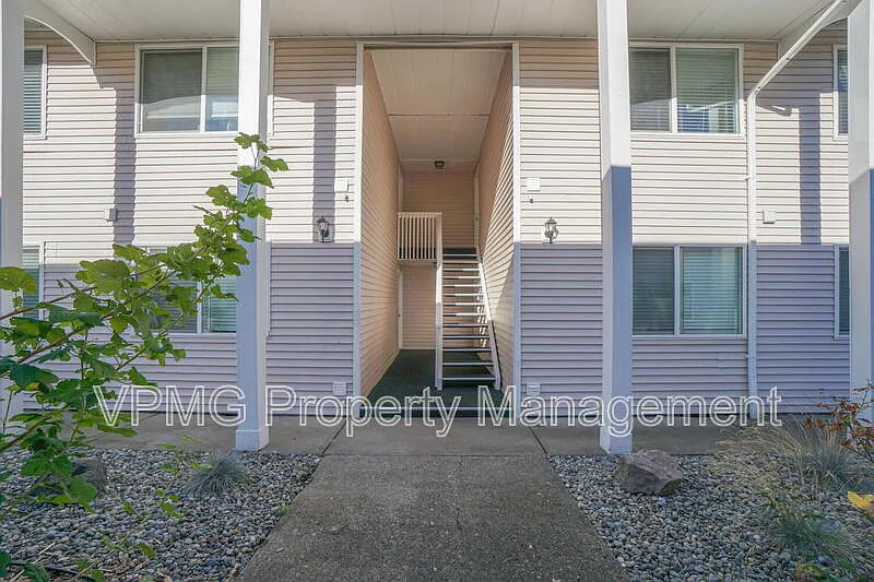 2 bed, 1.0 bath, 825 sqft, $1,495 — Photo 2
