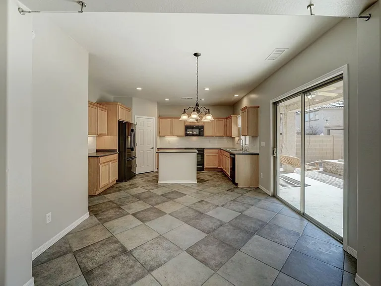 2143 W Marconi Ave — Photo 5
