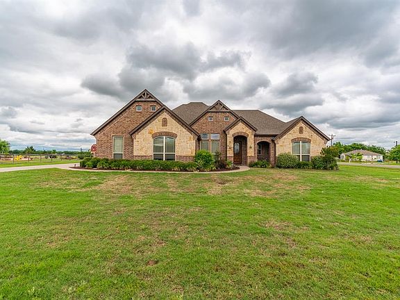 3rd image of 4000 Hackberry Cir