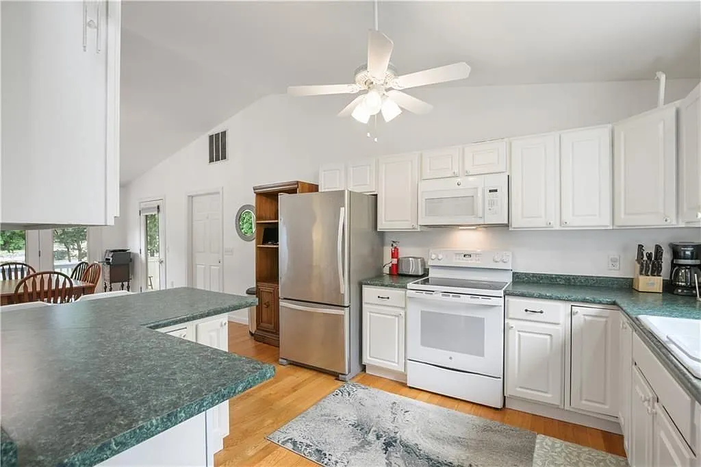 3 bed, 2.0 bath, 1485 sqft, $2,200 — Photo 3