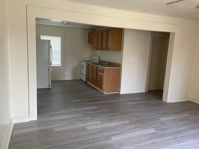 204 Longview Dr — Photo 2