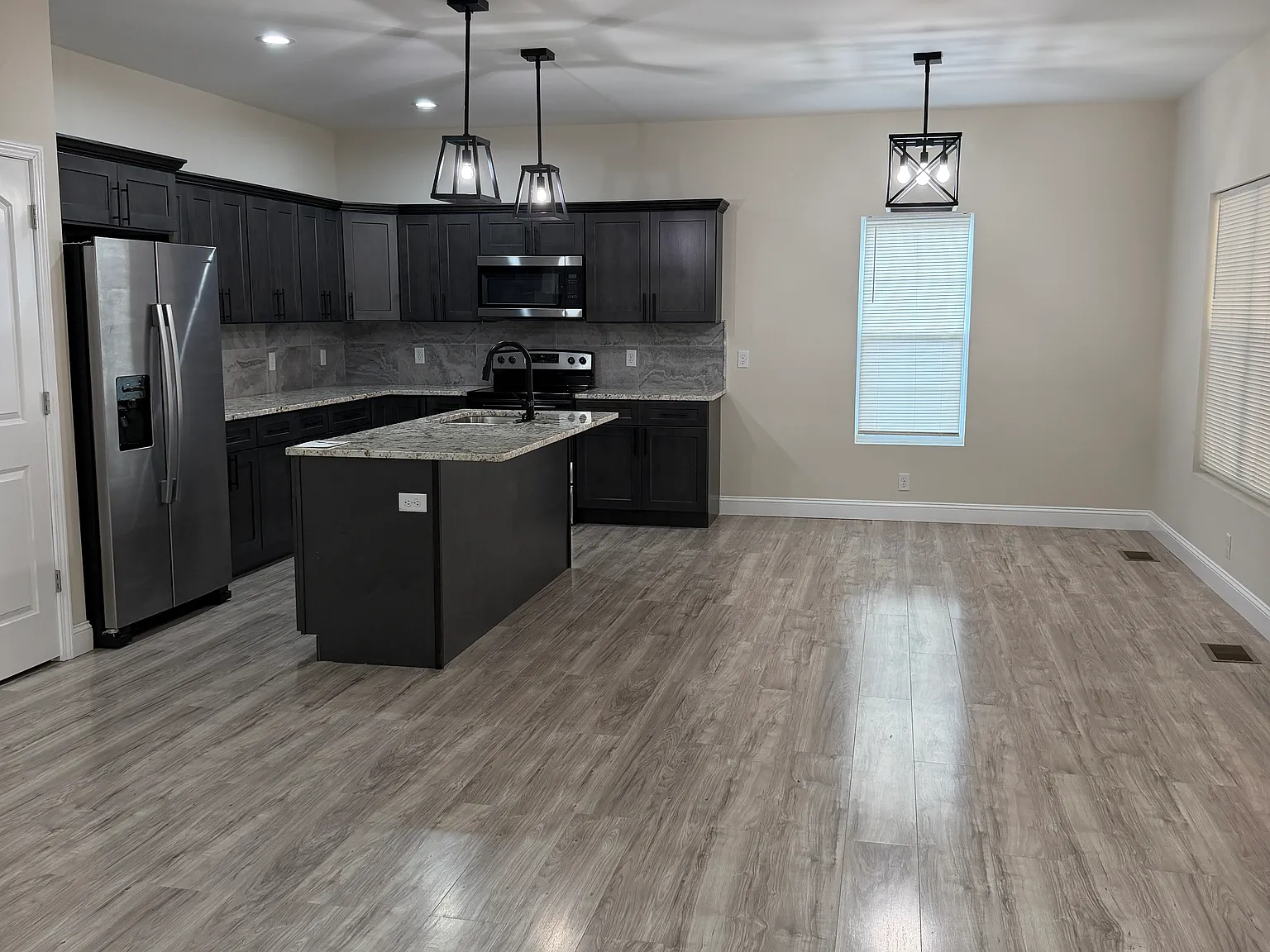 4 bed, 2.5 bath, 2800 sqft, $2,950 — Photo 4