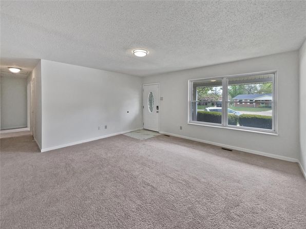 2331 Battlefield Dr, Florissant, MO 63031
