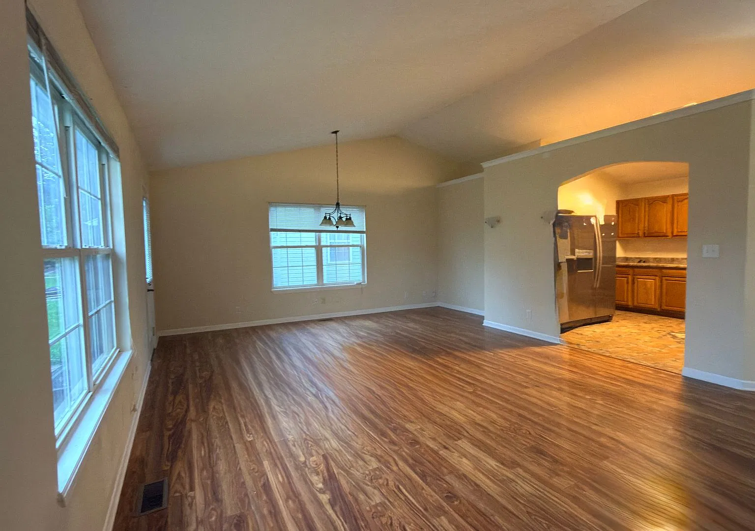 Ranch Style 3 Bedroom 2 Bath — Photo 4