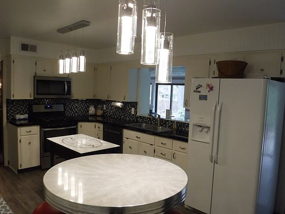 5th image of 20 Edgewood Dr