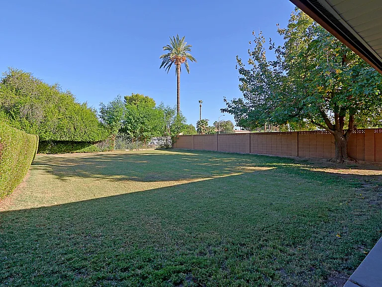 707 W Rose Ln — Photo 11