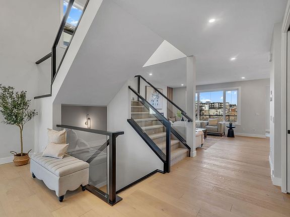 4th image of 28 Spring Creek Point SW