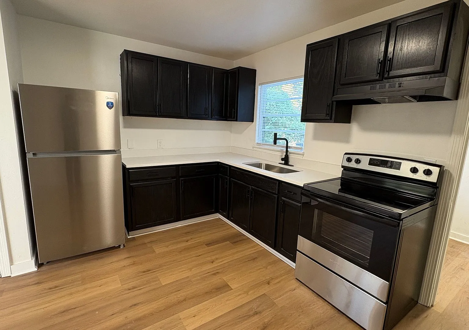 Fully remodeled 4 bedroom, 2 bathroom home on a quiet street — Photo 4