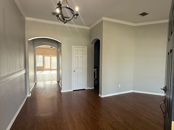 3rd image of 713 Fannin Ln