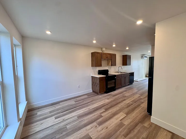 Brand New, Beautiful Townhomes! 2 & 3 Bedrm Units Available — Photo 10