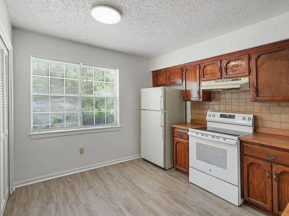 3rd image of 1013 2nd St APT 4