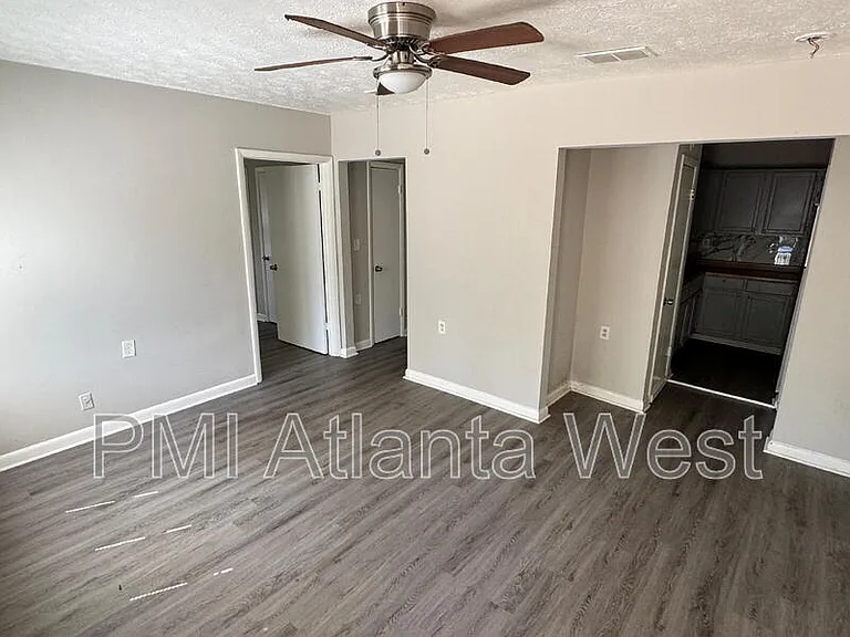 147 Lawton St SW — Photo 2