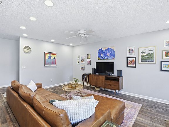 5th image of 20190 SW Imperial St