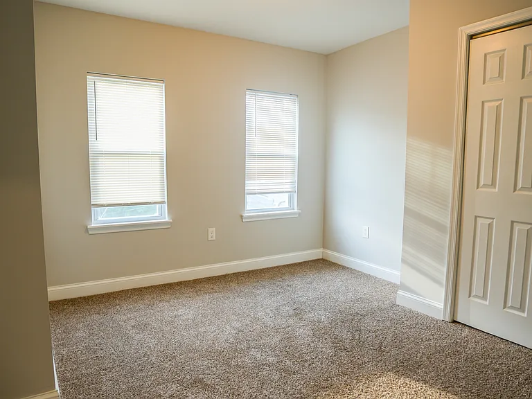1613 N Spring St — Photo 12