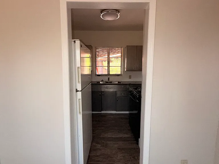1345 E 9th St — Photo 10