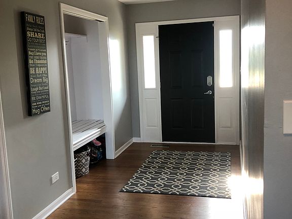Entryway with bench 16x6