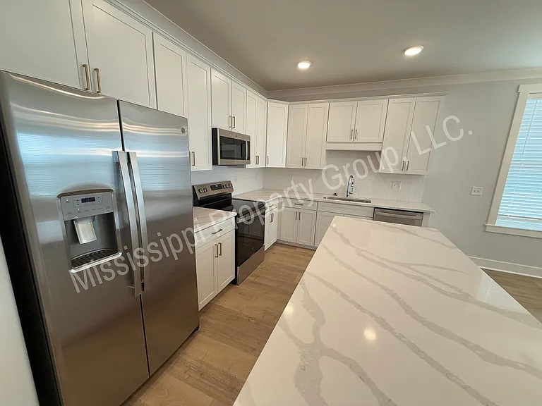 611 Miramar Ln — Photo 6