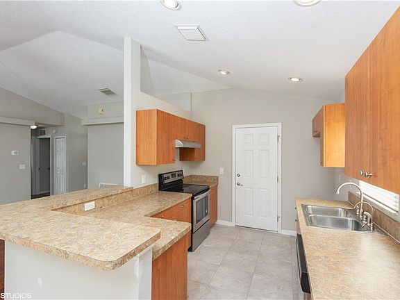 4th image of 2442 Dryer Ave