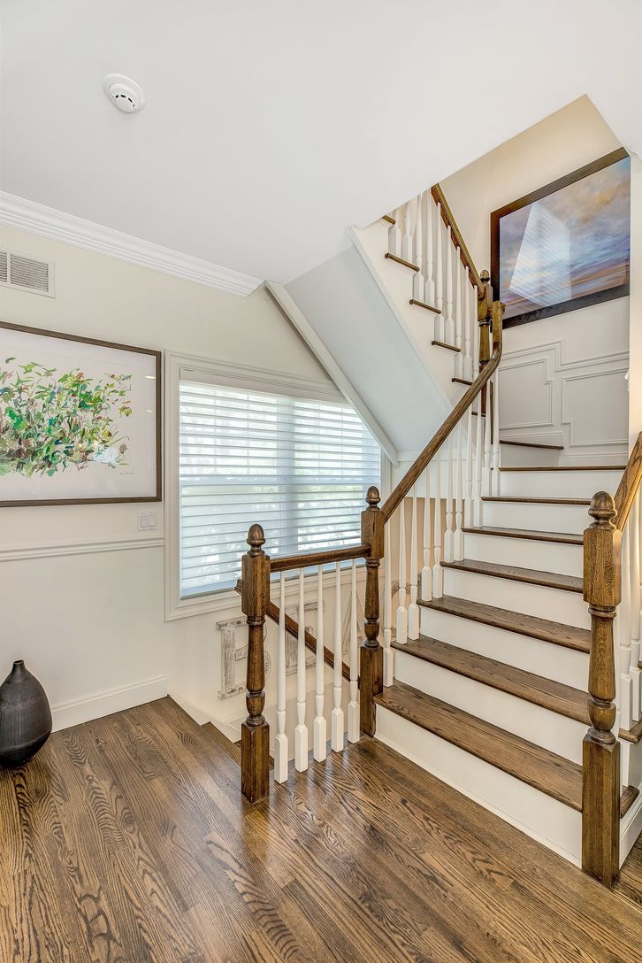  Stair Case To Upper/Lower Level