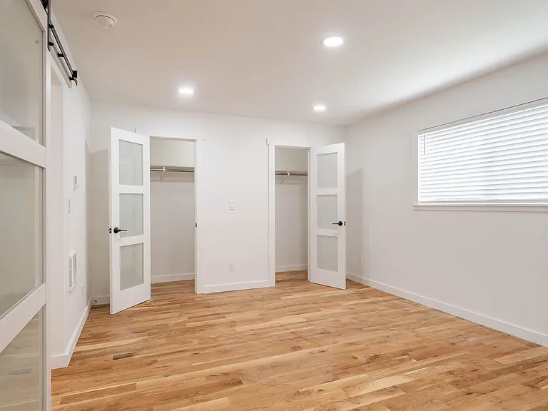 928 NW Spring St — Photo 13