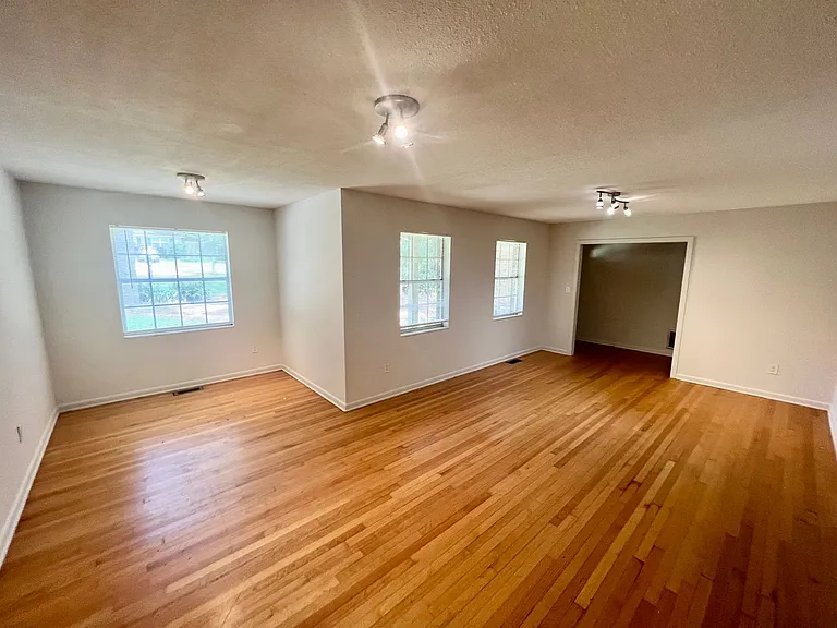 2112 Great Oak Dr — Photo 4