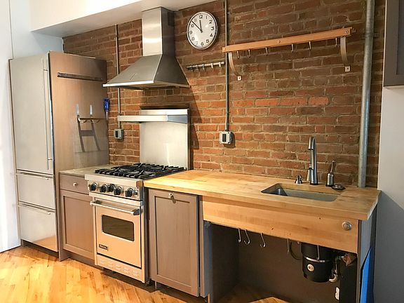 Kitchen space, complete with high end appliances, magnetic knife holder, garbage disposal, etc. (Sub-zero fridge, Viking Range, Miele Dish washer, Touch20 Delta faucet)