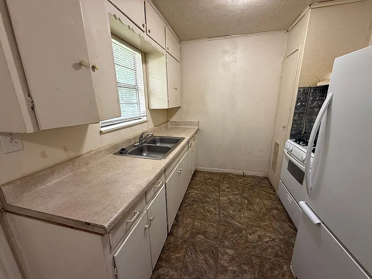 503 E Dean Ave — Photo 3